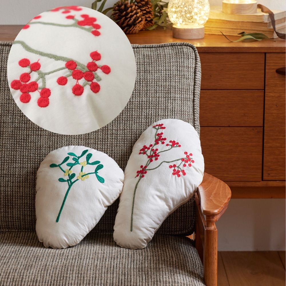 刺繍を施した植物のミニクッション サンキライ