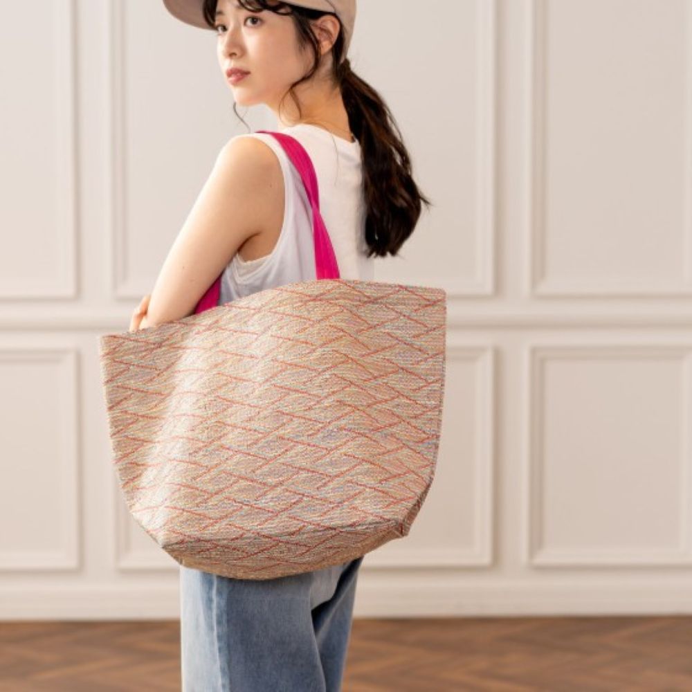 レジャーのお供にぴったりの 色鮮やかなトートバッグ（2色・2サイズ）