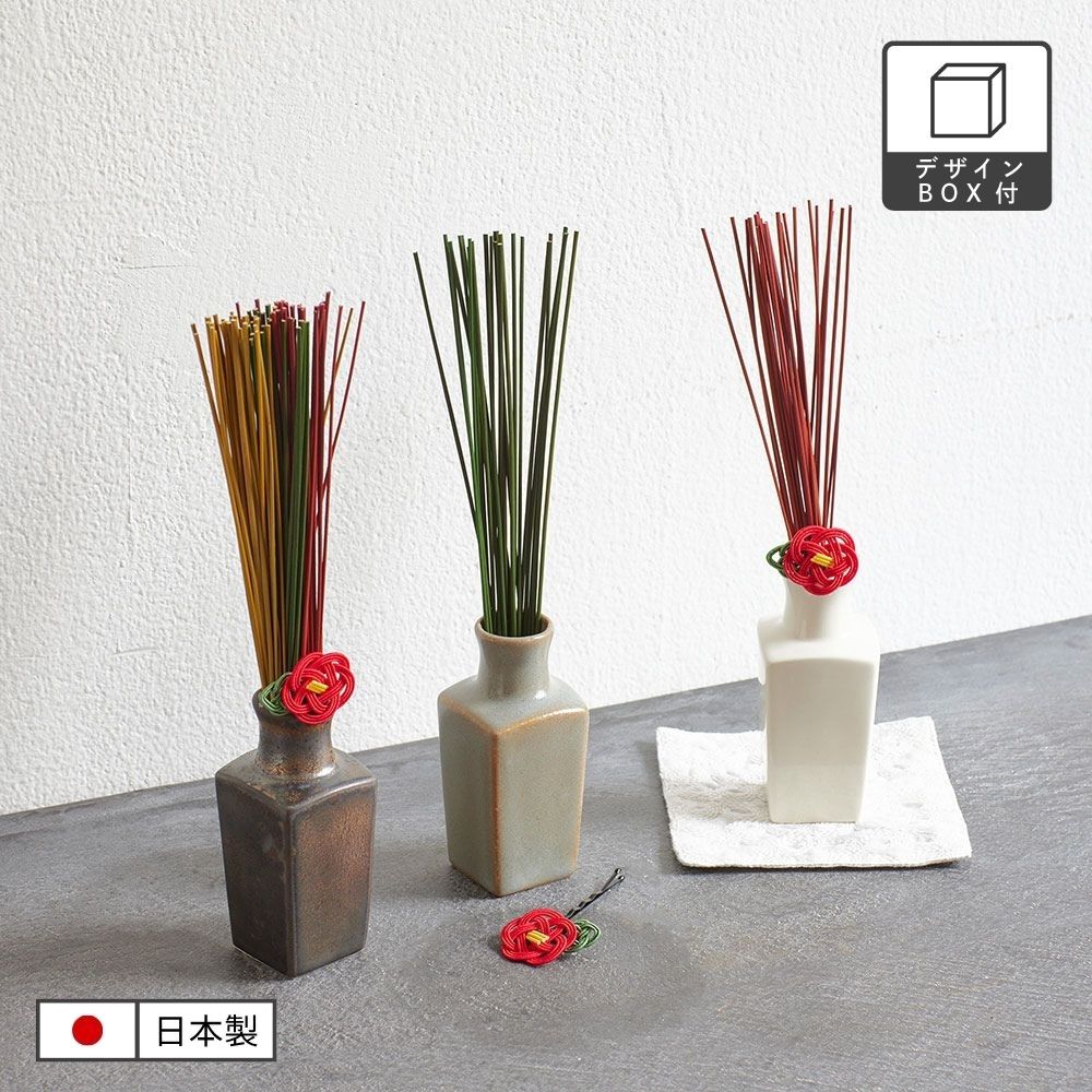 美濃焼花瓶に飾る 椿のヘアピンとい草のお飾り（3色）