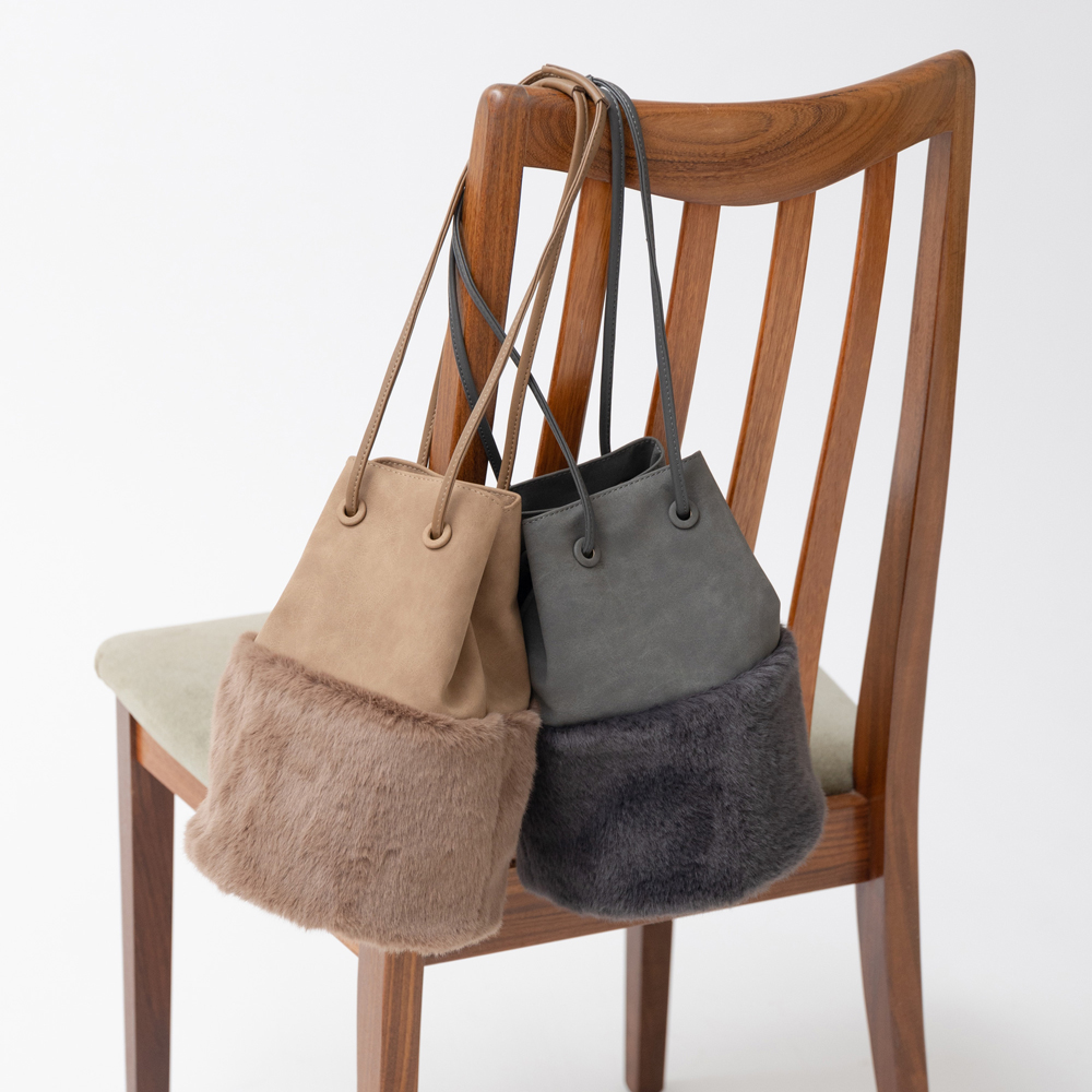 マットな質感とファーの組み合わせが上品な2WAYバッグ（2色）