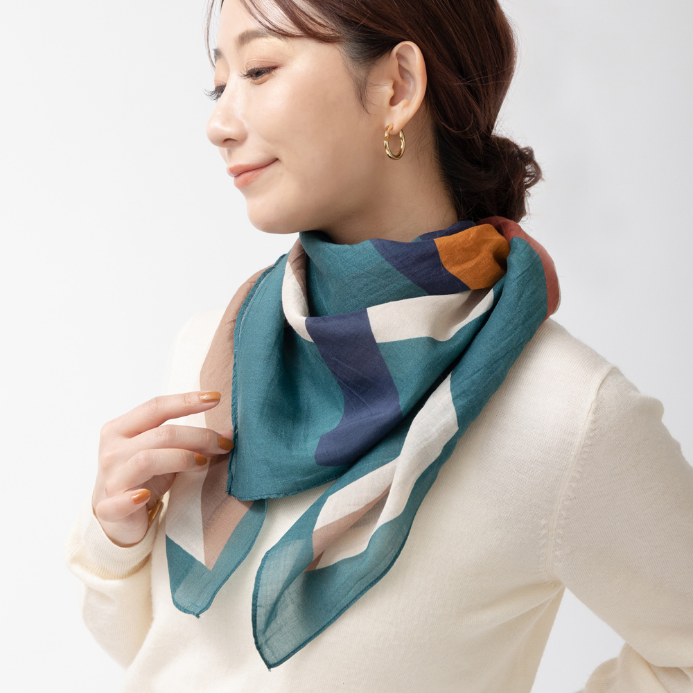 風に揺れ咲くコスモス柄のスカーフ ショートサイズ（2色）
