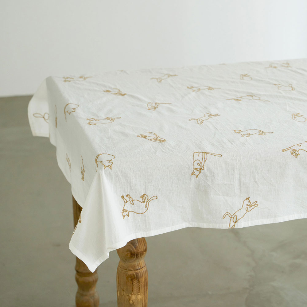 気まぐれで穏やかな 猫の刺繍テーブルクロス（2色） | shesay(志成販売)｜インテリア・ファッション雑貨の卸仕入れ専用サイト