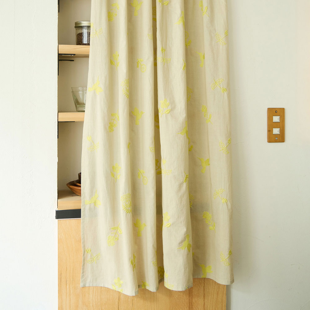 愛らしい ハチドリと花の刺繍カーテン（2色）