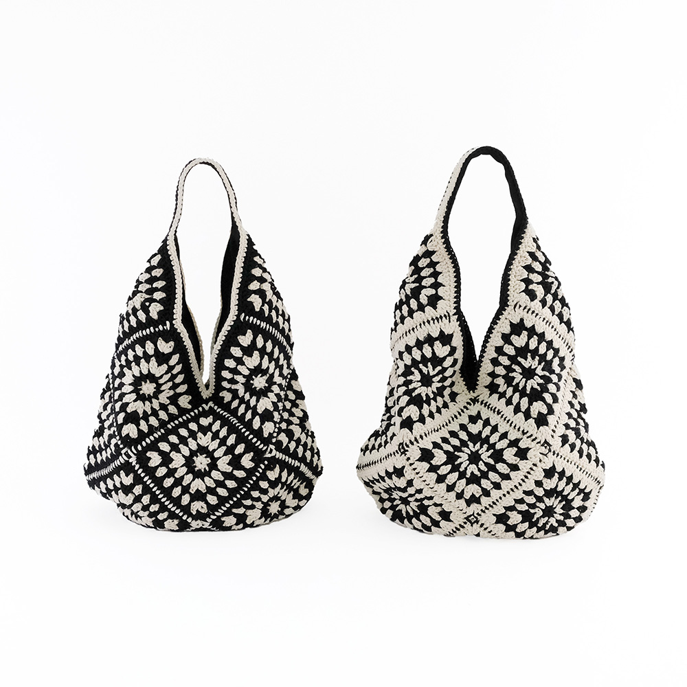 【先行予約】シンプルな装いを引き立てる モチーフ編みのワンハンドルバッグ（2色）