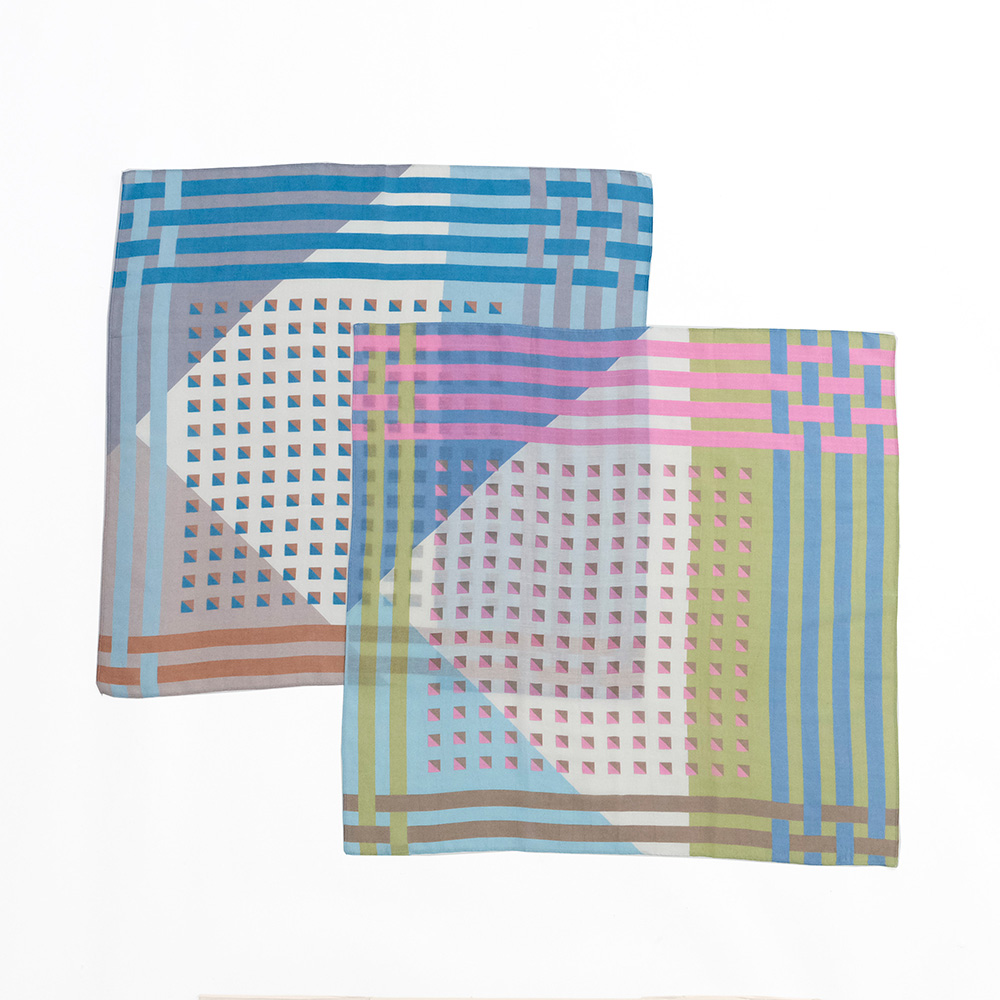 【先行予約】いろいろな角度から楽しめる幾何学模様のスカーフ（2色）