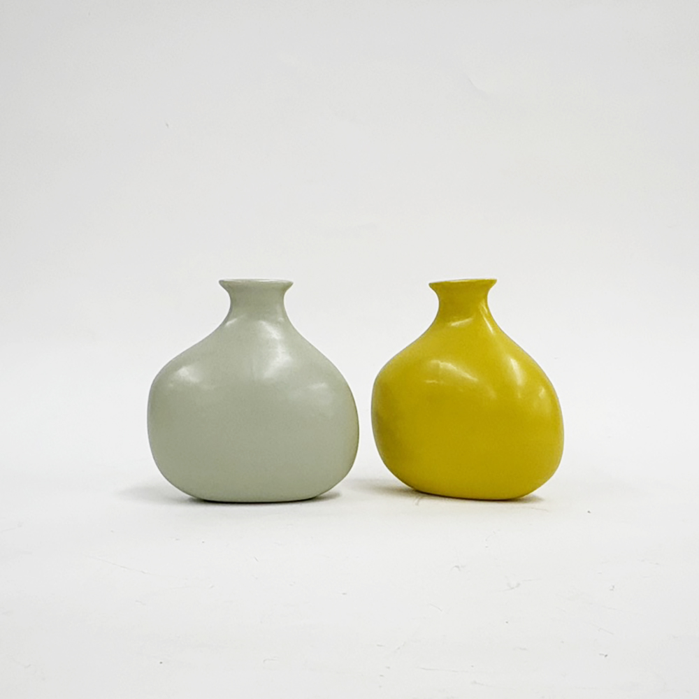 【先行予約】置くだけで空間が整う 半磁器のフラワーベース プランプ（2色）